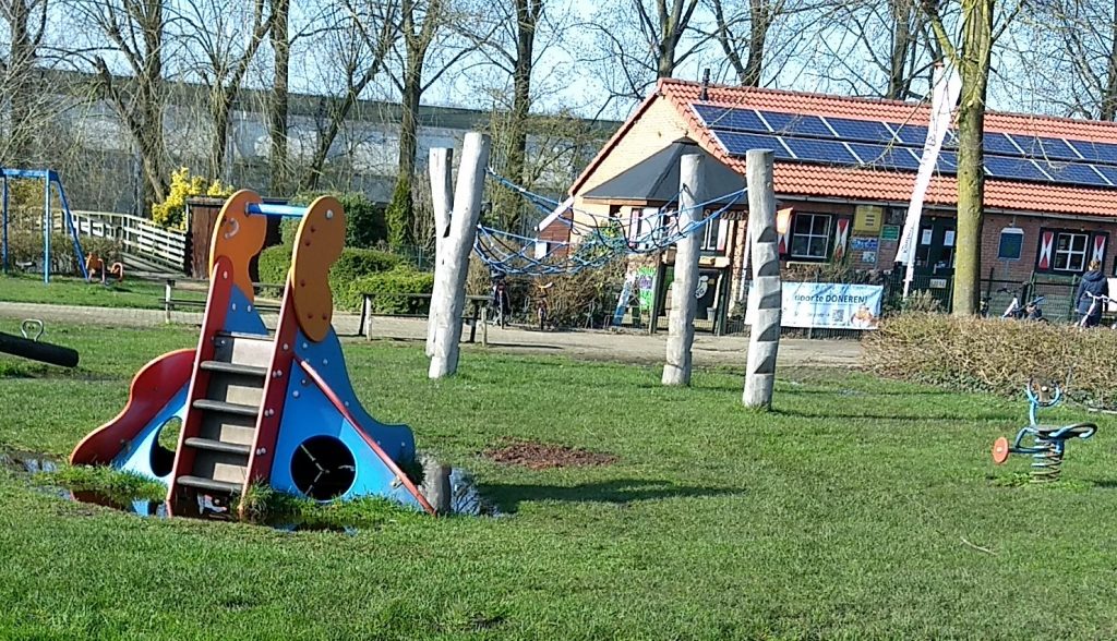 Speeltuin met daarachter de kinderboerderij